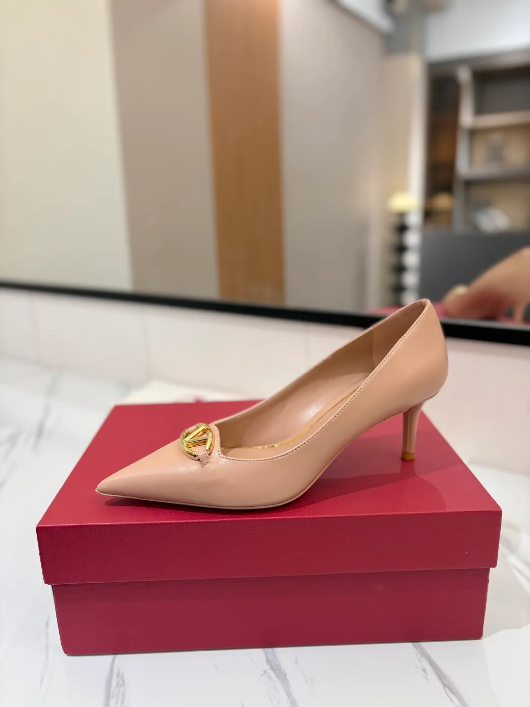 💕💕Factory direct selling price p520💕💕 VALENTINO’s hottest new high-heeled shoes, latest logo buckle, perfect combination with sexy pointed toe❤️‍🔥❤️‍🔥❤️‍🔥❤️‍🔥It is simply the pinnacle of summer fashion💖💖💖💖original replica Upper: patent leather, subleather Outsole: Italian leather outsole Heel height: 6.5cm Size: 35-39 (40 41 42 customized, non-refundable and non-exchangeable)